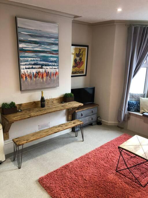 Charming, Bright, Hilltop Apartment. 헤이스팅스 외부 사진